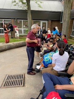 Accordion-player Enzo Di Palma plays popular Italian folklore while students dance and sing along. 
