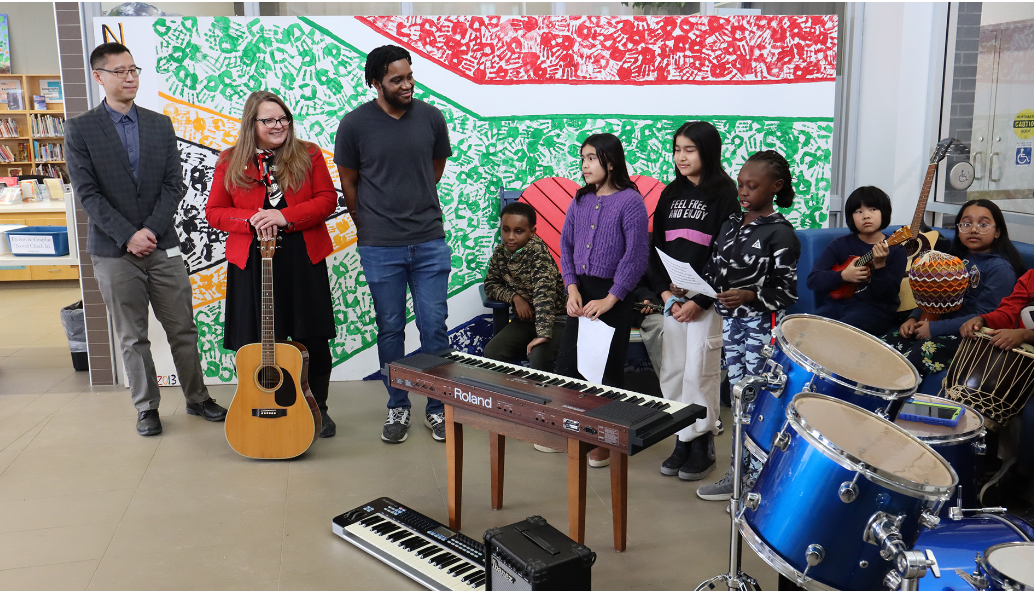Students and staff at Nelson Mandela Park receive instruments from Jazz FM staff (Credit: jazz.fm)