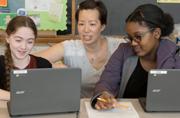 Teach assisting students on computer
